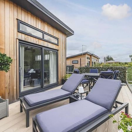 Luxury Lodge With Hot Tub In Windsor Marina Buitenkant foto