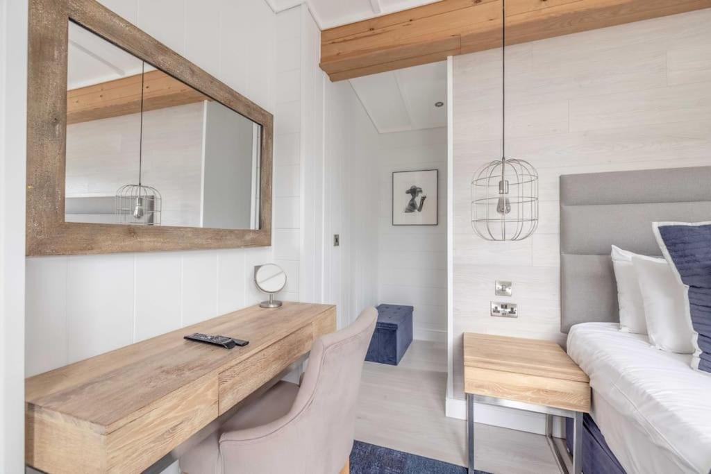 Luxury Lodge With Hot Tub In Windsor Marina Buitenkant foto