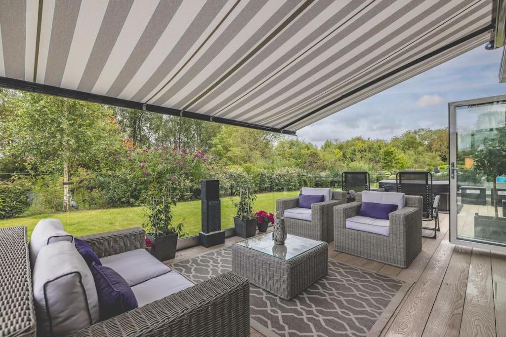 Luxury Lodge With Hot Tub In Windsor Marina Buitenkant foto